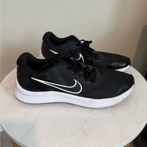 Nike Star Runner Women's Black and White Sneakers